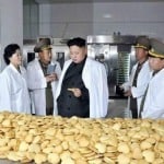 Kim Jong-un betrachtet Kekse